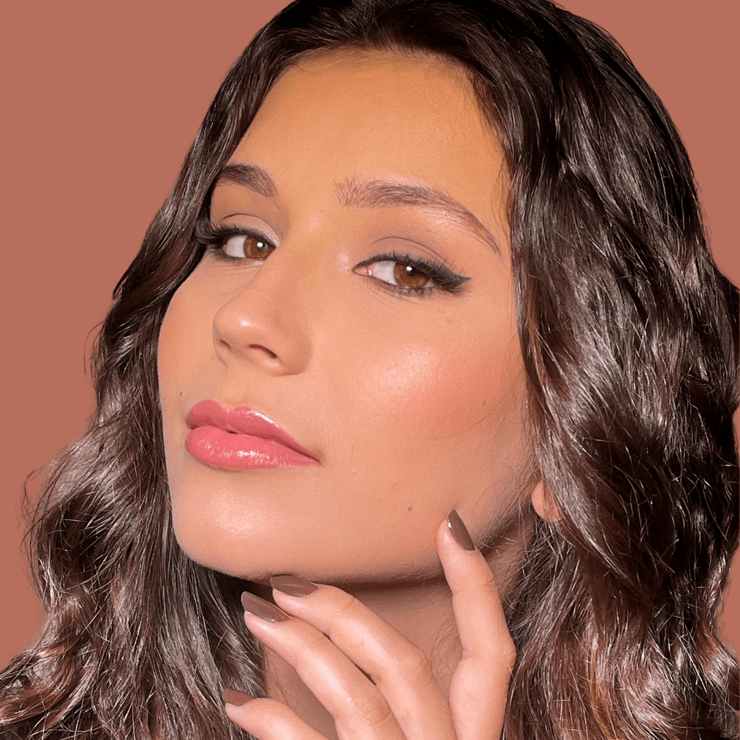 Cliente com maquiagem profissional