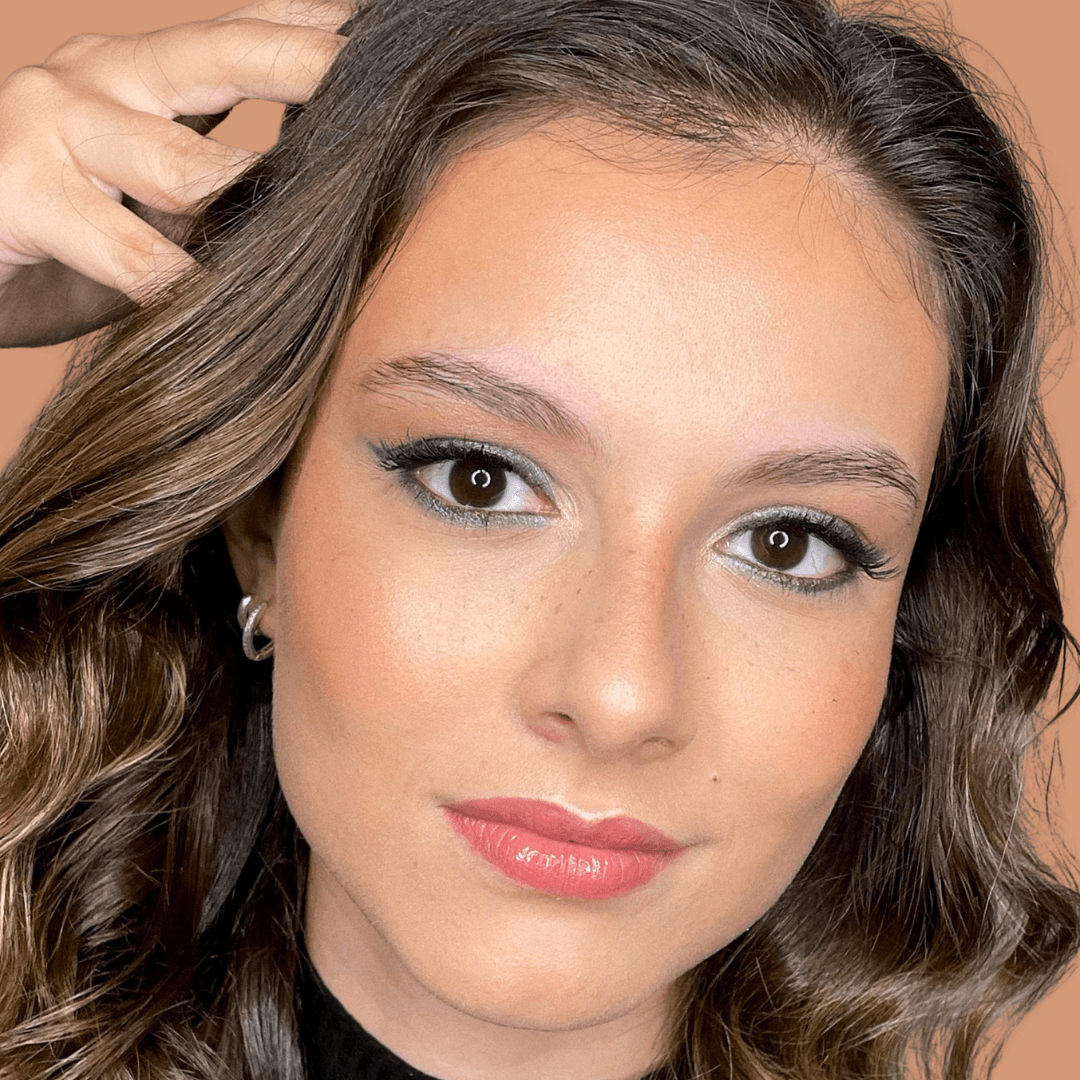 Cliente com maquiagem profissional